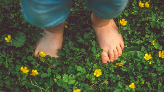 4 BENEFICIOS DE QUE TU BEBÉ ANDE DESCALZO